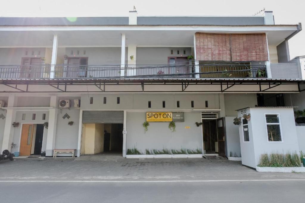 Sawojajar Inn Malang Kültér fotó